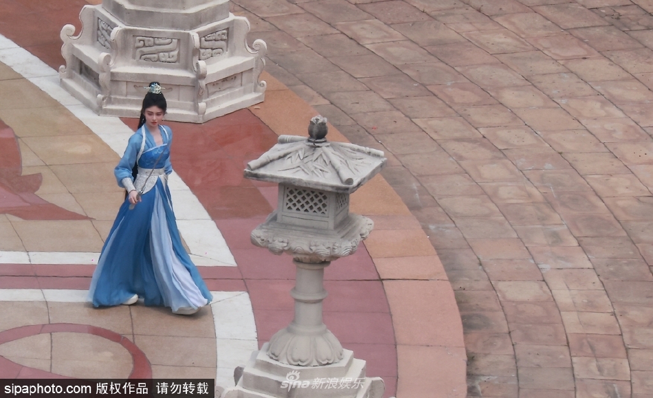 组图:鞠婧祎《仙剑奇侠传四》路透一袭蓝色古装仙气十足