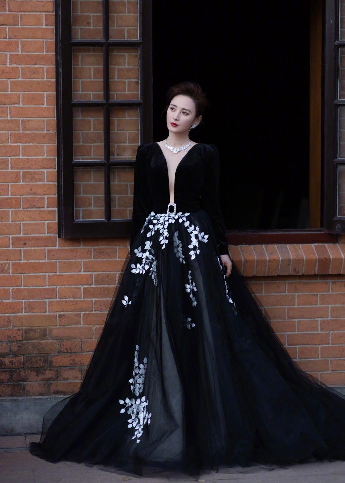 组图:ELLE风尚大典群星展现东方韵味 刘诗诗粉裙温婉唐嫣美腿吸睛_26
