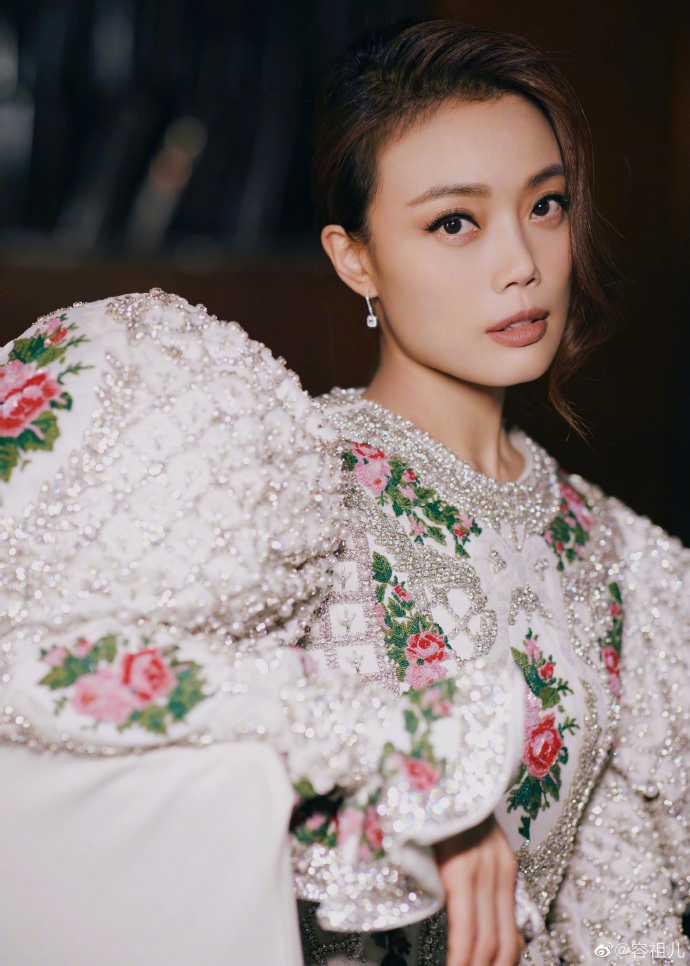 组图:ELLE风尚大典群星展现东方韵味 刘诗诗粉裙温婉唐嫣美腿吸睛_34