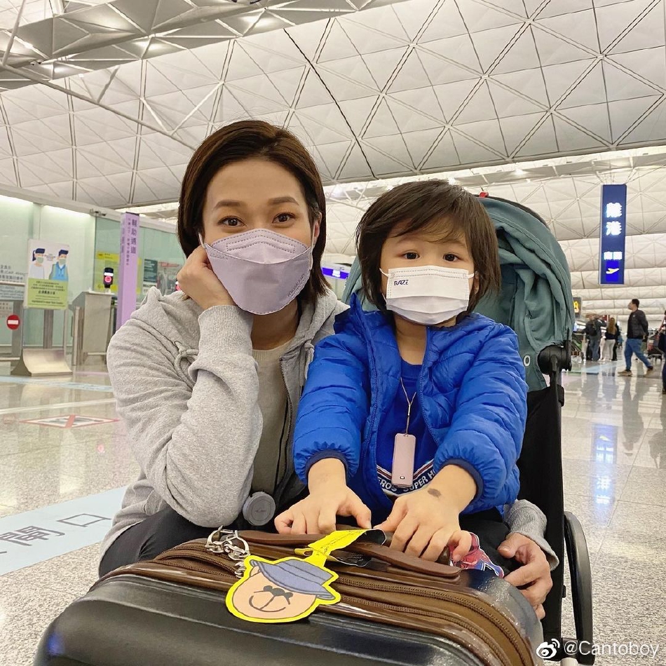 钟嘉欣带儿子回<a href=