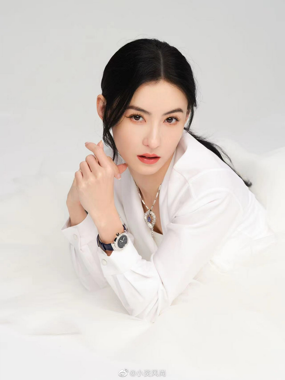 组图：张柏芝着白色蓬松网纱裙优雅靓丽 低扎马尾凸显精致五官_1