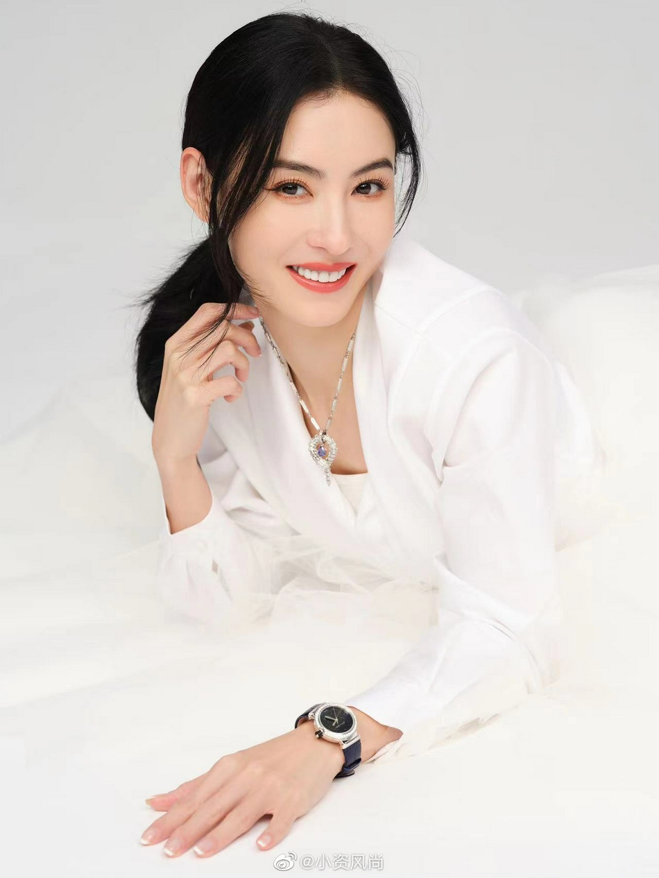 组图：张柏芝着白色蓬松网纱裙优雅靓丽 低扎马尾凸显精致五官_5