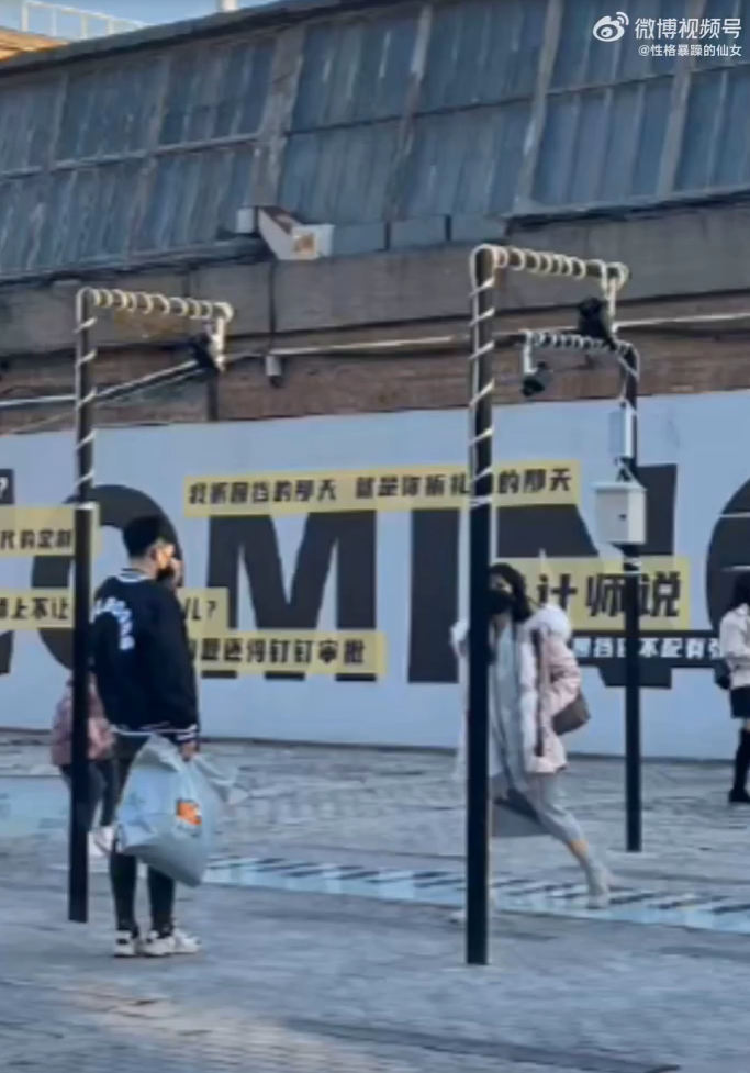 组图:罗拉王能能798约会被偶遇未受风波影响感情超甜第2张图片 组图:罗拉王能能798约会被偶遇未受风波影响感情超甜第2张图片