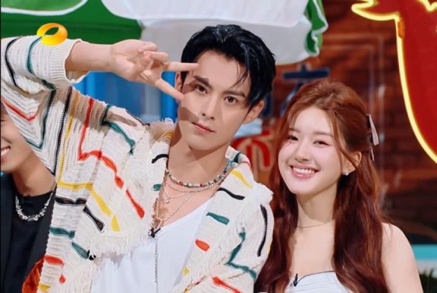 组图：王鹤棣赵露思《你好星期六》同框合照 男帅女美画面养眼