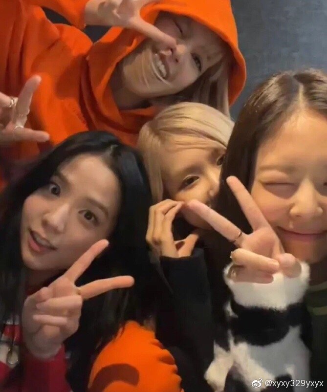 组图：Blackpink久违全员合照释出 四人对镜甜笑状态好_5