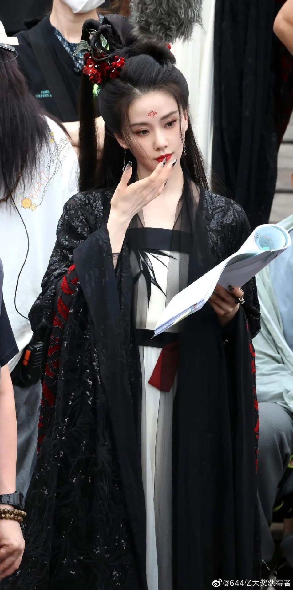 组图：刘诗诗《狐妖竹业篇》新路透 黑裙红唇造型黑化感十足