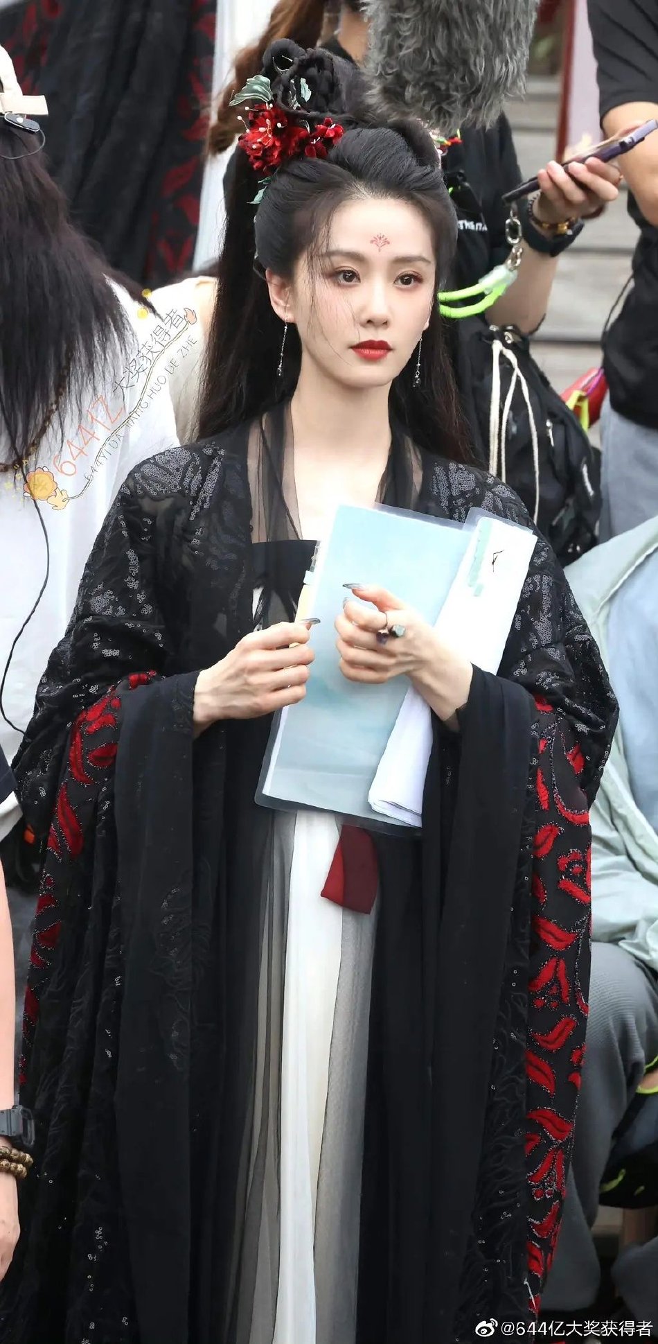 组图：刘诗诗《狐妖竹业篇》新路透 黑裙红唇造型黑化感十足