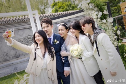 组图:2011届快女喻佳丽举行婚礼 李斯丹妮刘忻等齐聚送祝福