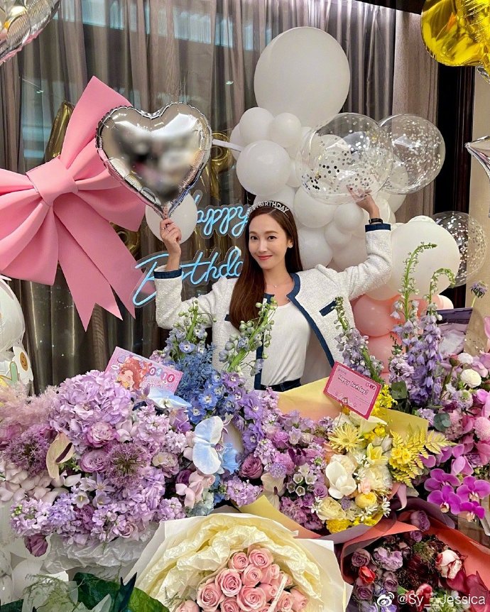 组图:郑秀妍晒庆生照感谢粉丝手捧大束玫瑰花比心笑容超甜第3张图片 组图:郑秀妍晒庆生照感谢粉丝手捧大束玫瑰花比心笑容超甜第3张图片