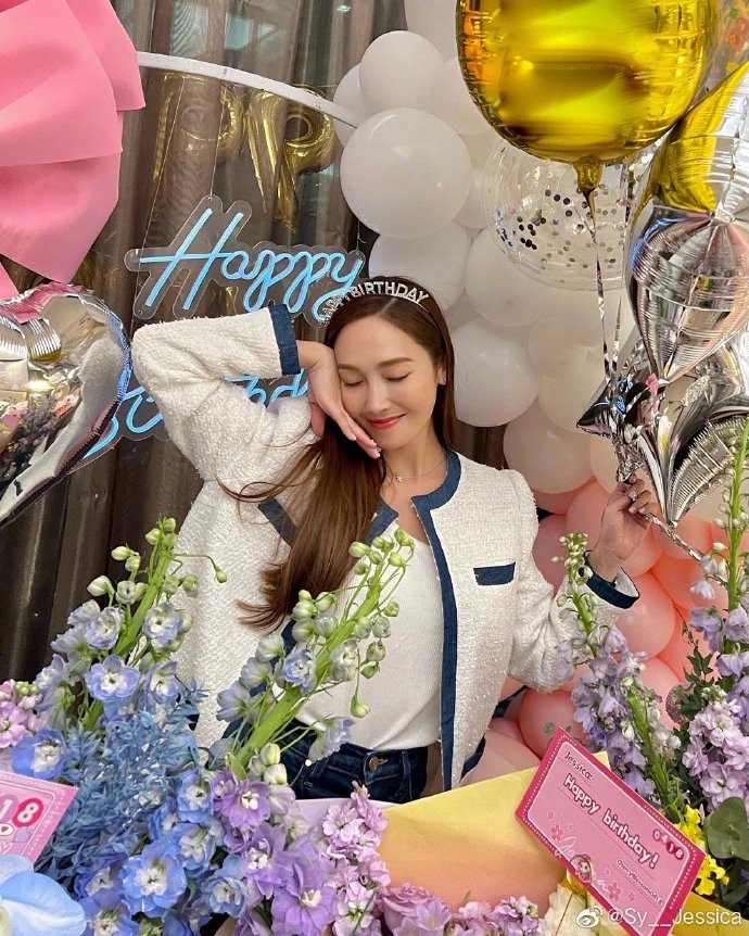 组图:郑秀妍晒庆生照感谢粉丝手捧大束玫瑰花比心笑容超甜第1张图片 组图:郑秀妍晒庆生照感谢粉丝手捧大束玫瑰花比心笑容超甜第1张图片