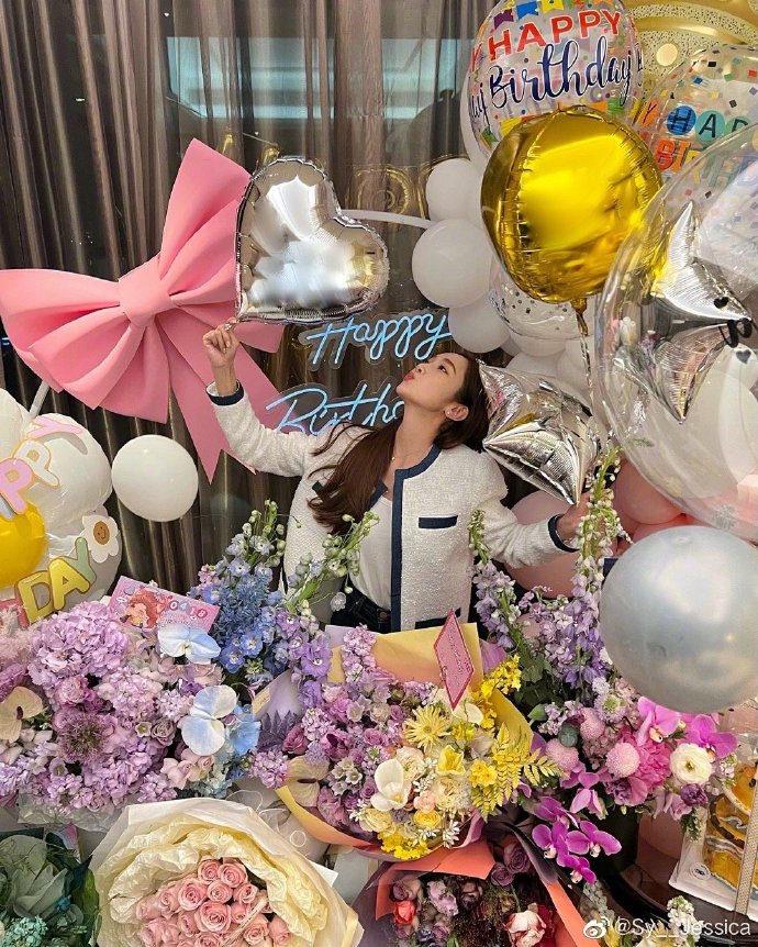 组图:郑秀妍晒庆生照感谢粉丝手捧大束玫瑰花比心笑容超甜第5张图片 组图:郑秀妍晒庆生照感谢粉丝手捧大束玫瑰花比心笑容超甜第5张图片