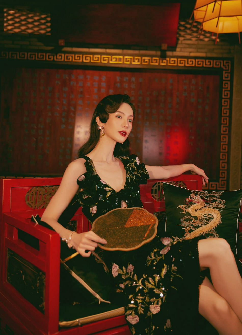 组图:ELLE风尚大典群星展现东方韵味 刘诗诗粉裙温婉唐嫣美腿吸睛_41