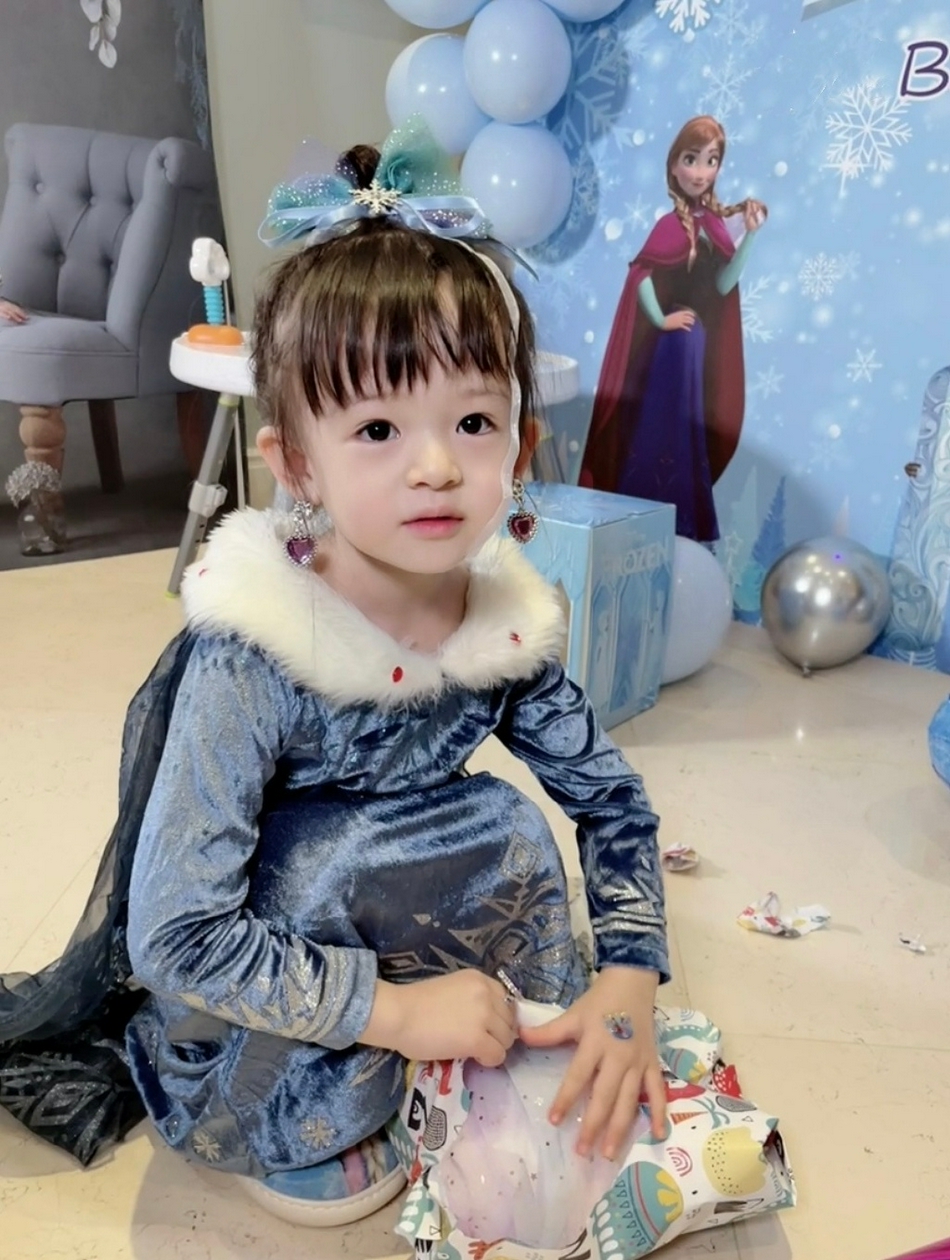 组图：樊少皇夫妇为大女儿庆生 4岁小饭兜cos艾莎公主软萌可爱_5