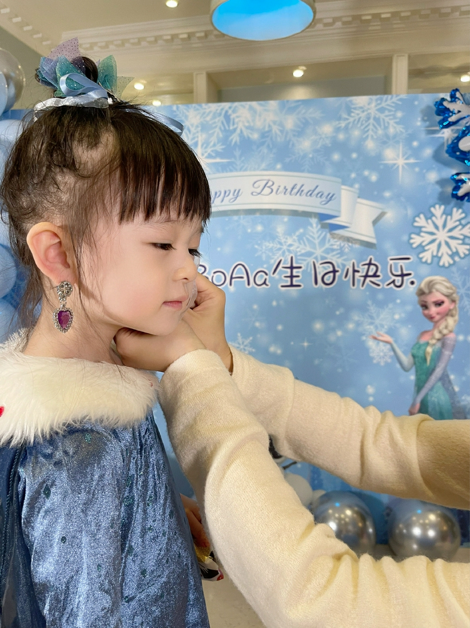 组图：樊少皇夫妇为大女儿庆生 4岁小饭兜cos艾莎公主软萌可爱_3