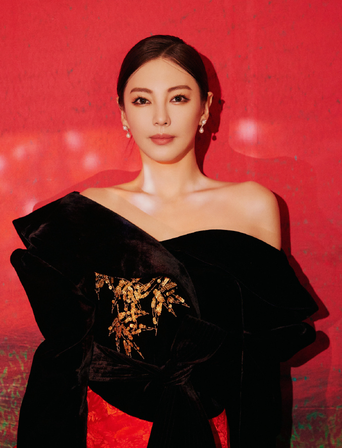 组图:ELLE风尚大典群星展现东方韵味 刘诗诗粉裙温婉唐嫣美腿吸睛_38