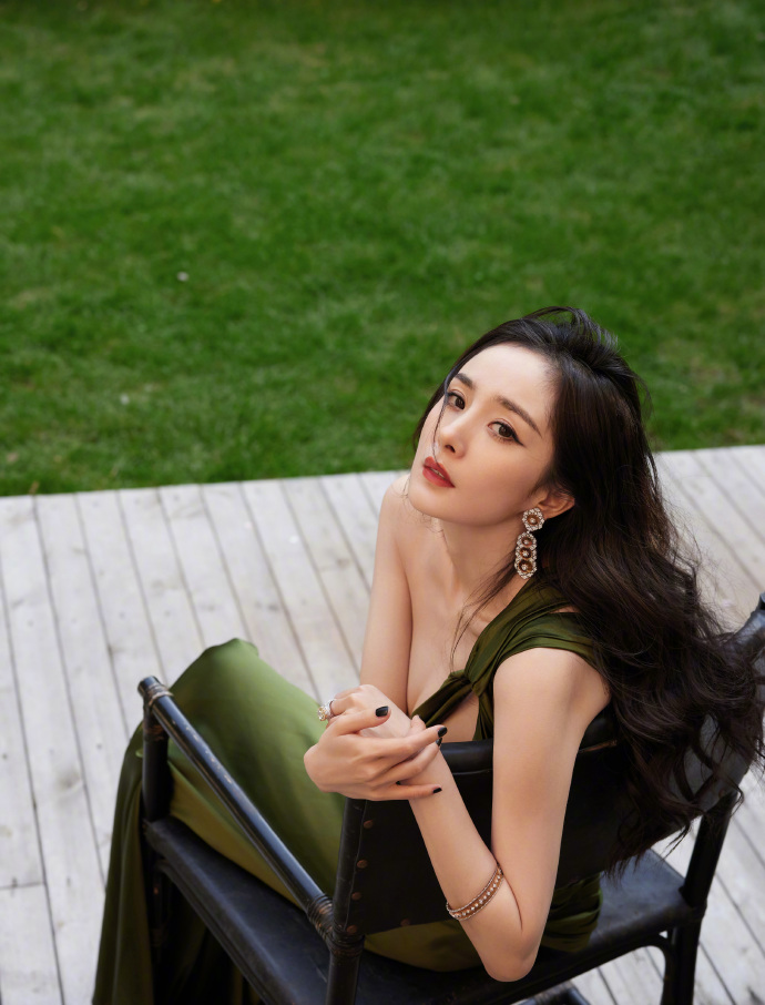 组图:ELLE风尚大典群星展现东方韵味 刘诗诗粉裙温婉唐嫣美腿吸睛_4