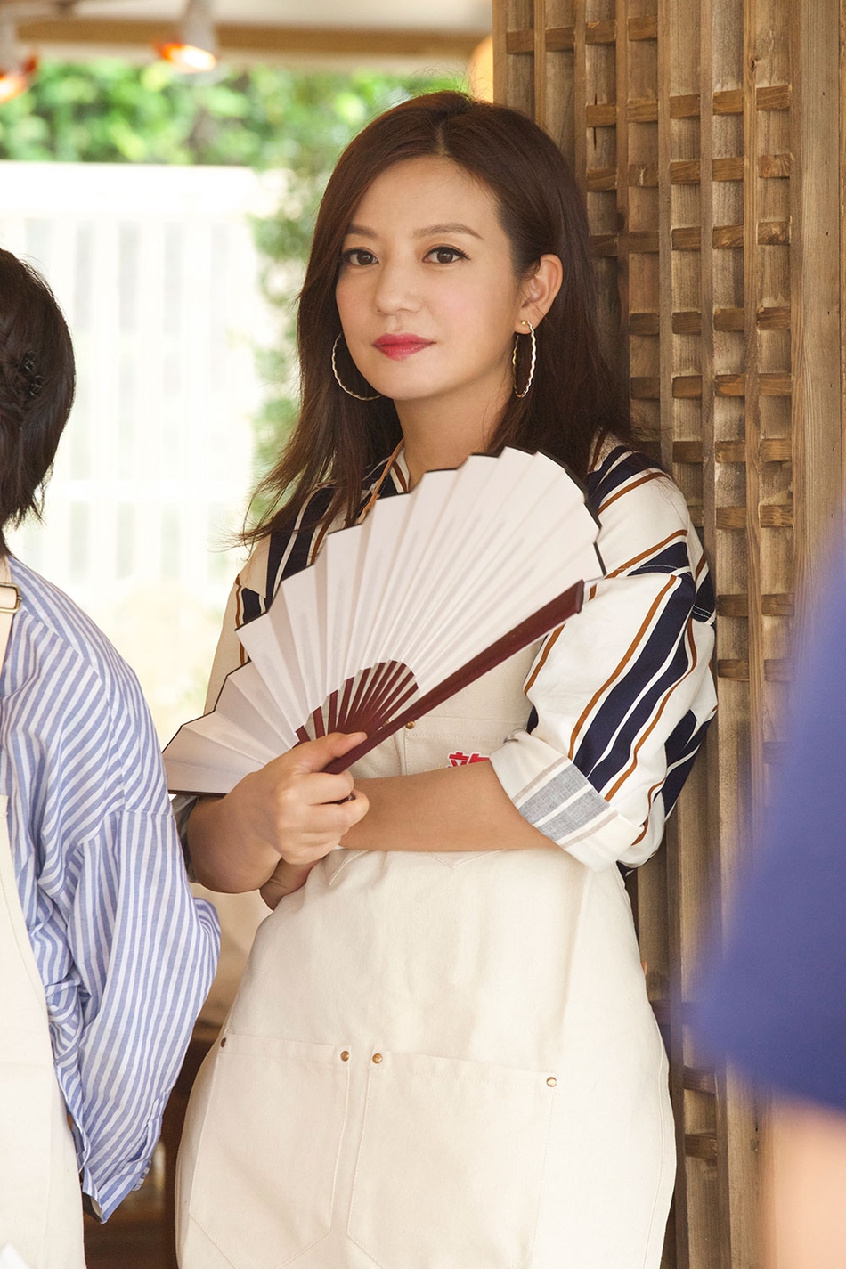 组图:赵薇店长做饭宴请大家 笑容灿烂厨艺长进不少