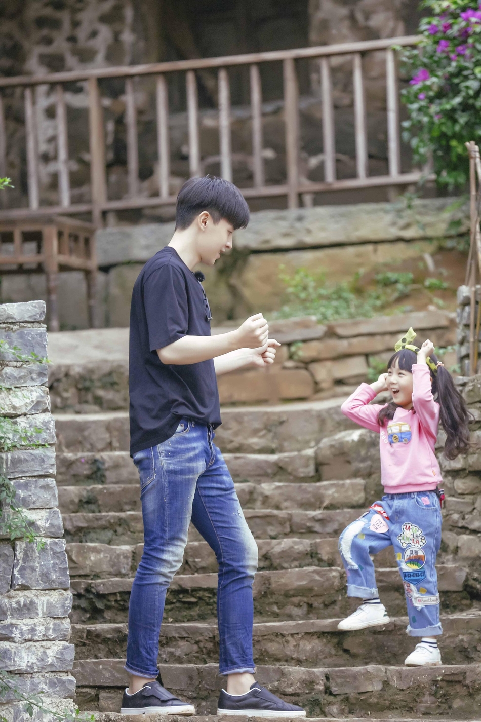 组图:邓伦奶爸弹琴耍帅遭吐槽 小山竹:看你还是歌手呢