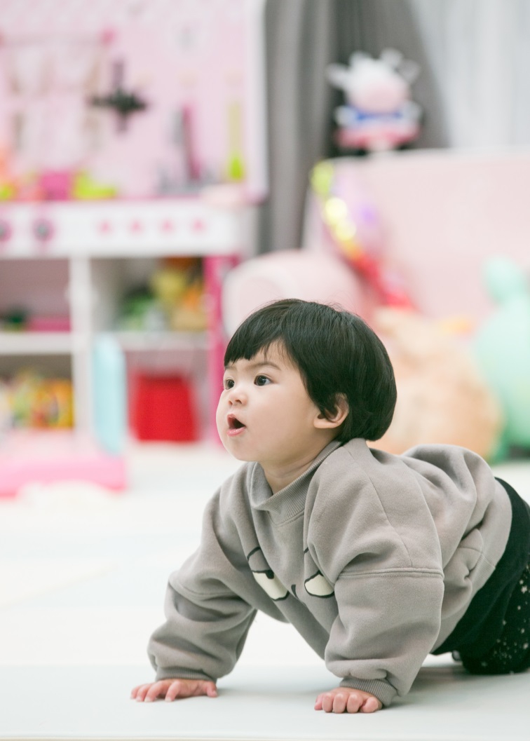 组图:咘咘解锁别样新坐姿 波妞努力学习爬走