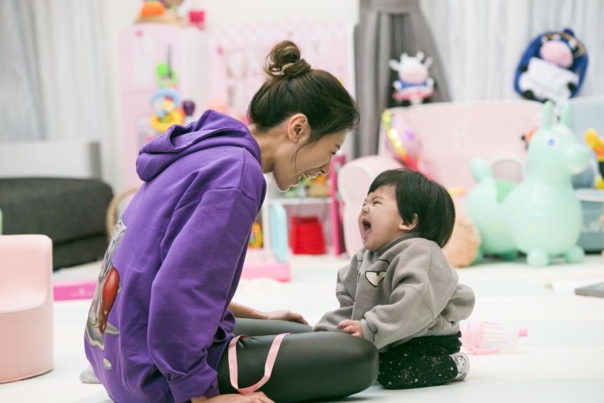 组图:咘咘解锁别样新坐姿 波妞努力学习爬走