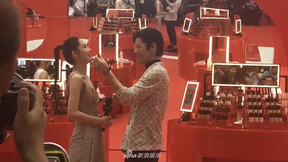 向佐郭碧婷互为对方涂唇膏 透露今年四季度办婚礼