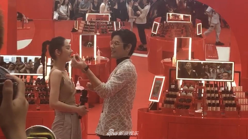 向佐郭碧婷互为对方涂唇膏 透露今年四季度办婚礼