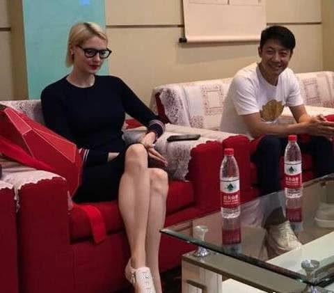 【奇趣网】撒贝宁结婚三年多低调甜蜜 外籍妻子诞下混血龙凤胎