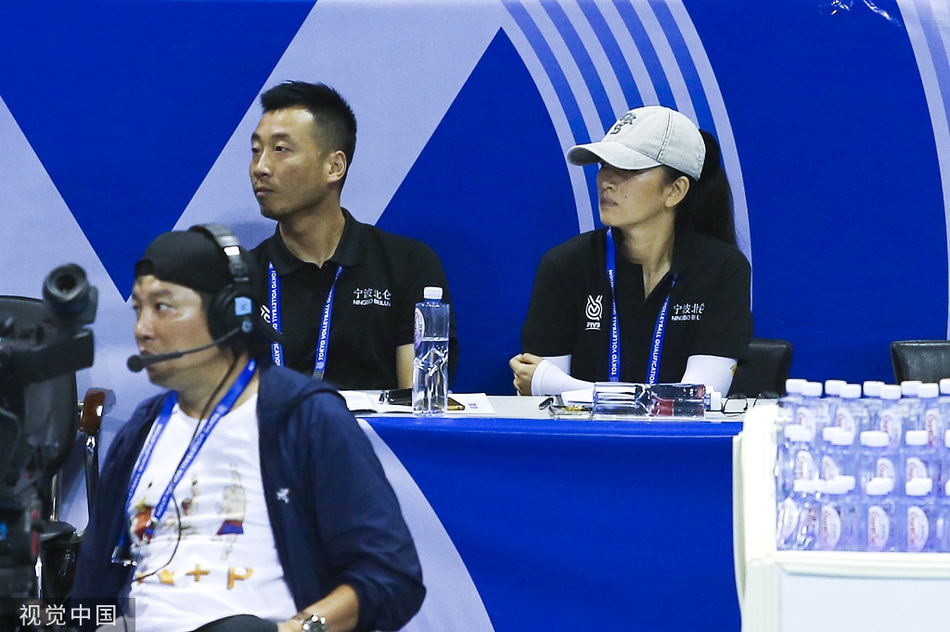 巩俐观战女排奥运资格赛 素颜亮相难掩气场