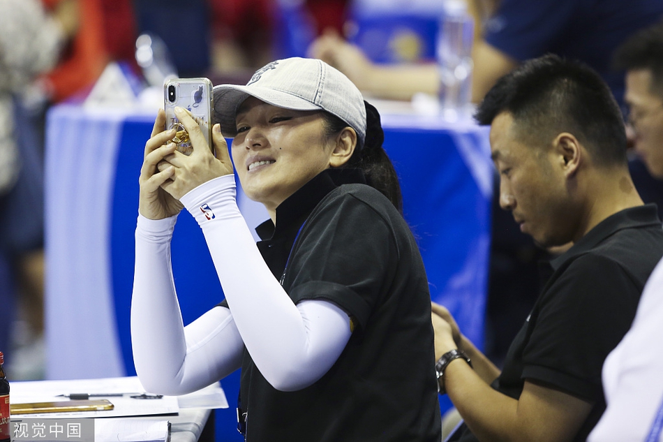 巩俐观战女排奥运资格赛 素颜亮相难掩气场