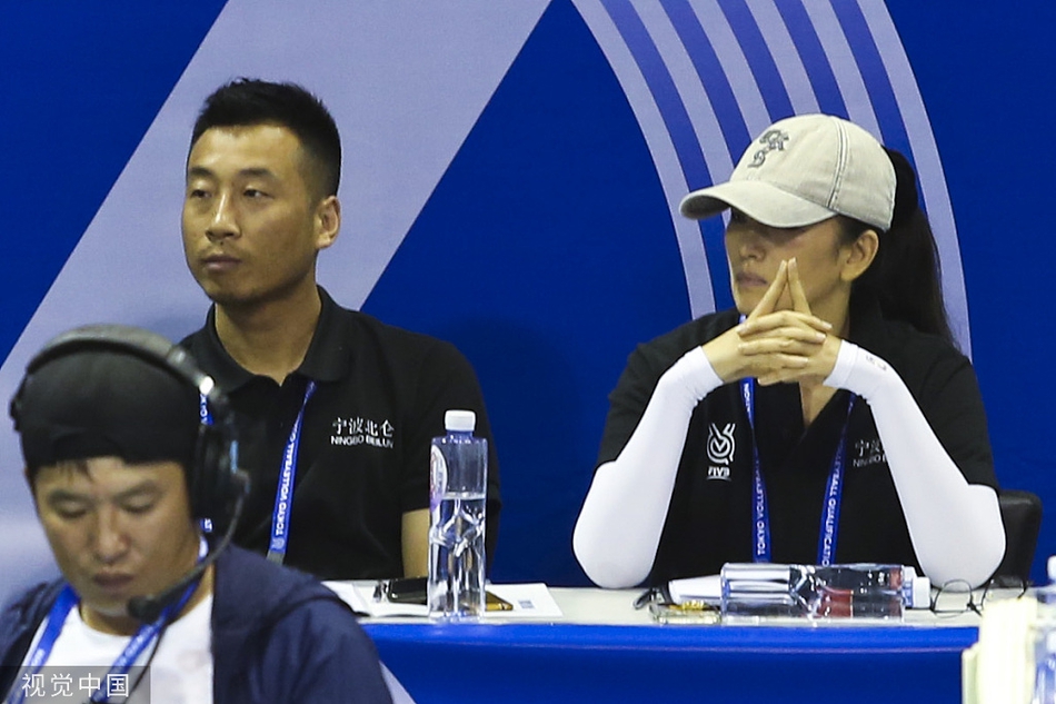 巩俐观战女排奥运资格赛 素颜亮相难掩气场