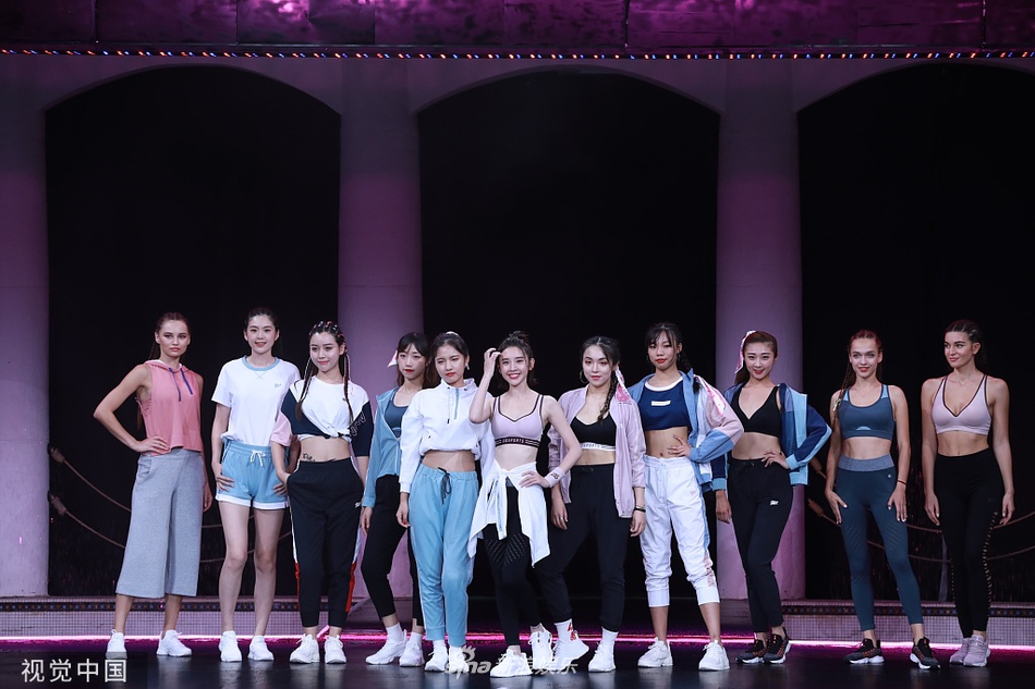 唐艺昕婚后首营业！穿运动内衣清凉走秀满面春风