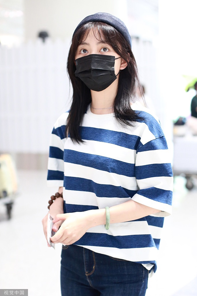 组图:谭松韵头戴圆帽现身机场 口罩掩面眼神忧郁似心事重重
