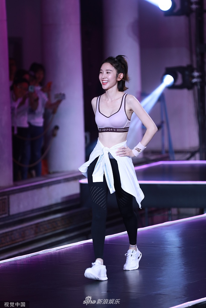 唐艺昕婚后首营业！穿运动内衣清凉走秀满面春风