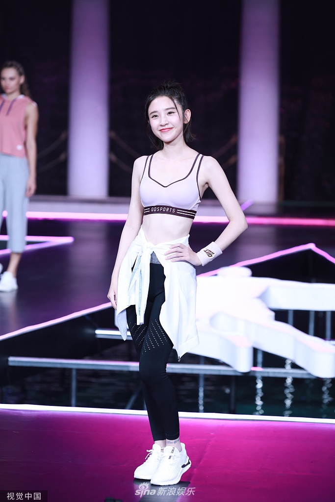 唐艺昕婚后首营业！穿运动内衣清凉走秀满面春风