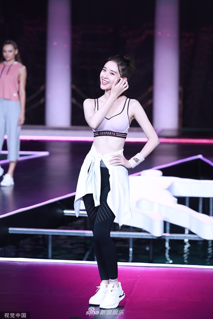 唐艺昕婚后首营业！穿运动内衣清凉走秀满面春风