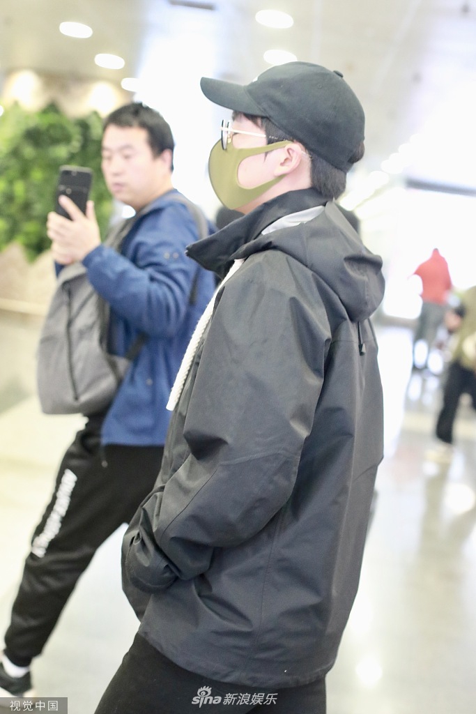 41 5 6 新浪娱乐讯 11月4日,郭麒麟亮相北京机场,头戴棒球帽和口罩