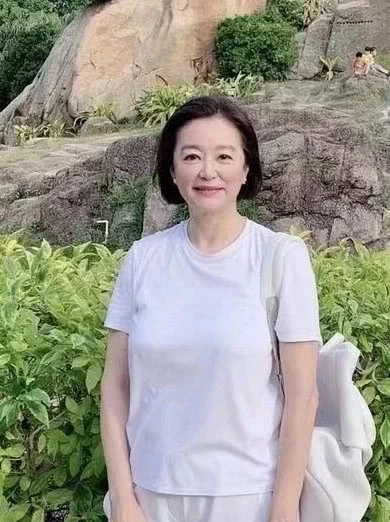 林青霞游武夷山打扮朴素接地气 与路人合影毫无架子