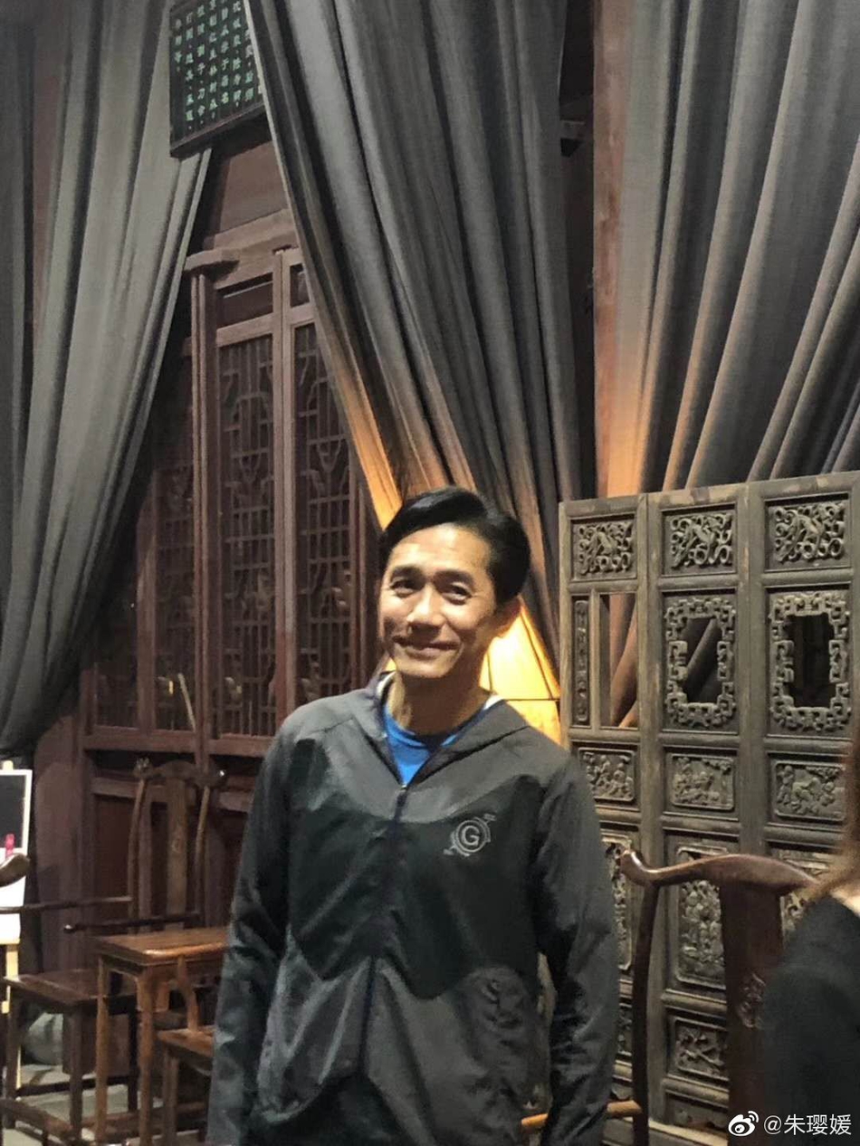 梁朝伟携刘嘉玲苏州看昆剧 两人打扮低调同场却不同框