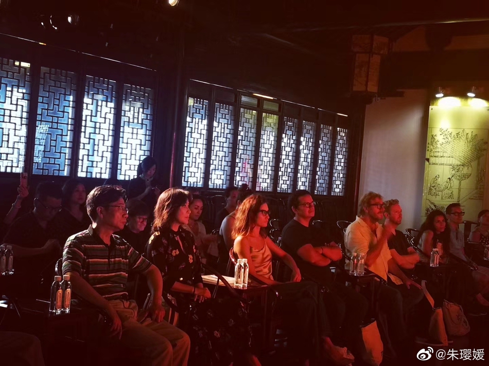 梁朝伟携刘嘉玲苏州看昆剧 两人打扮低调同场却不同框