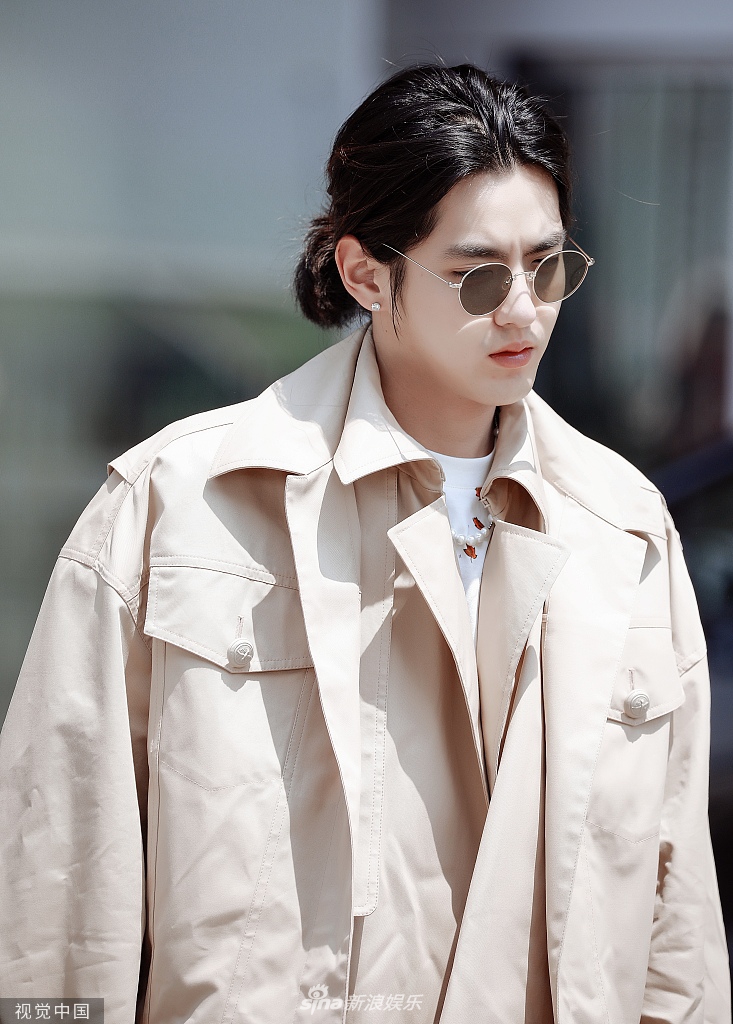 吴亦凡穿风衣_吴亦凡穿囚服(3)
