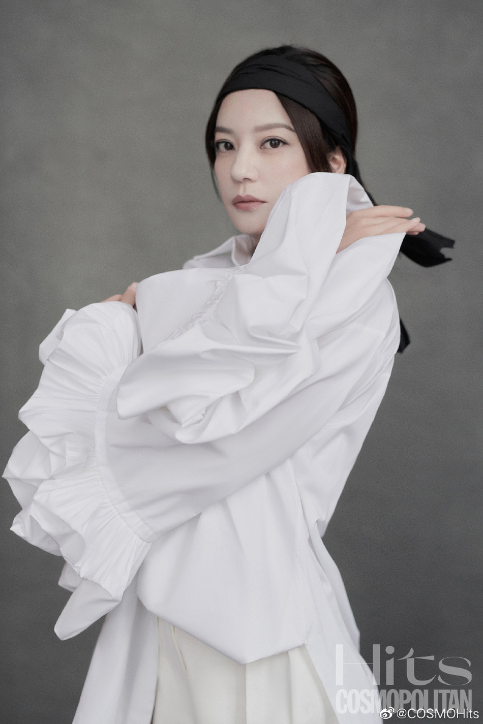 组图:赵薇最新写真极简风格显文艺 穿白西装搭配黑头巾知性优雅