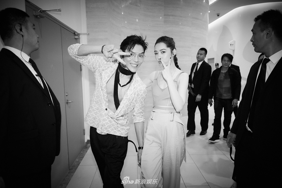 向佐郭碧婷互为对方涂唇膏 透露今年四季度办婚礼