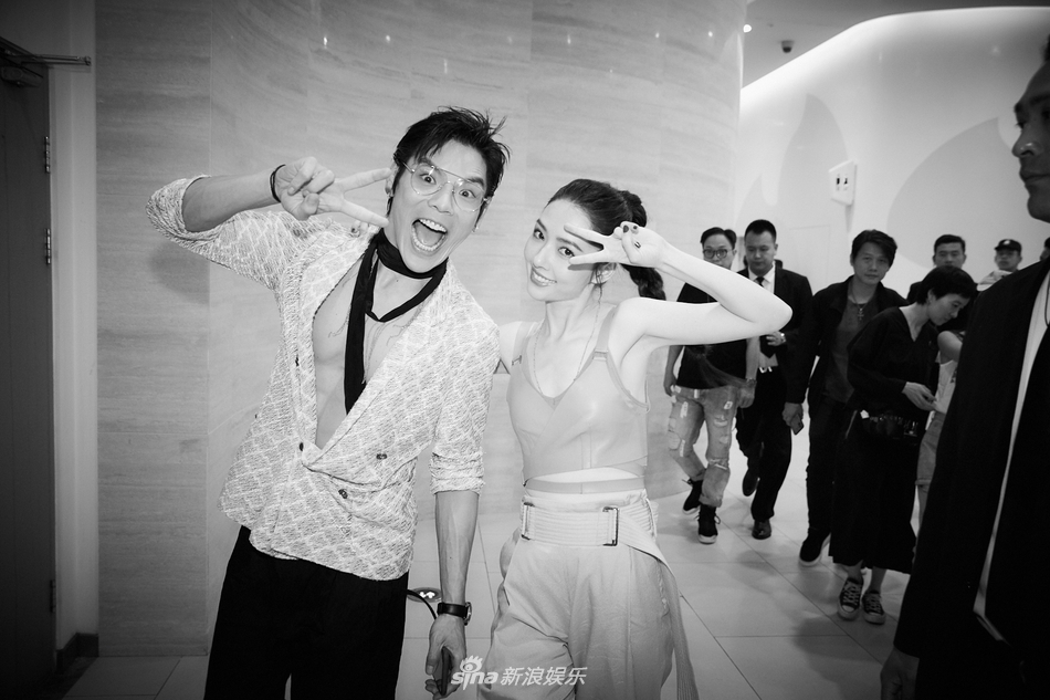 向佐郭碧婷互为对方涂唇膏 透露今年四季度办婚礼