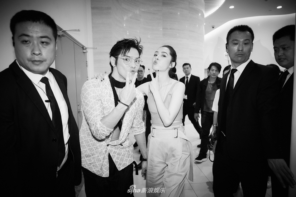 向佐郭碧婷互为对方涂唇膏 透露今年四季度办婚礼