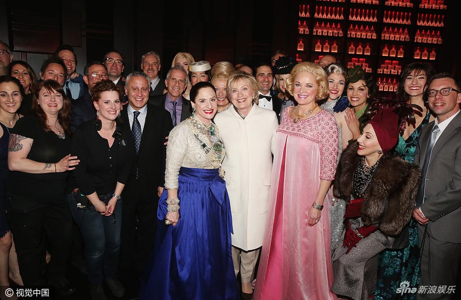 希拉里频露面 穿着这身白衣去百老汇看音乐剧(图)