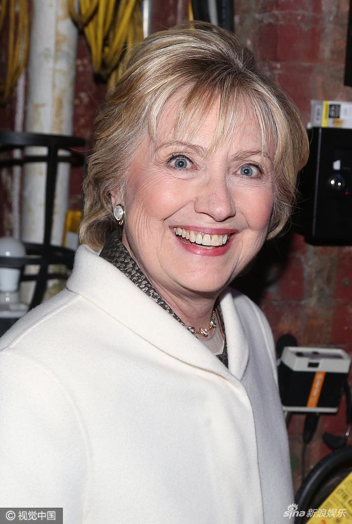 希拉里频露面 穿着这身白衣去百老汇看音乐剧(图)