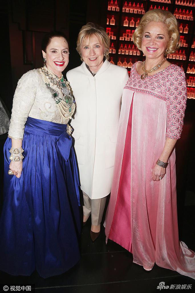 希拉里频露面 穿着这身白衣去百老汇看音乐剧(图)