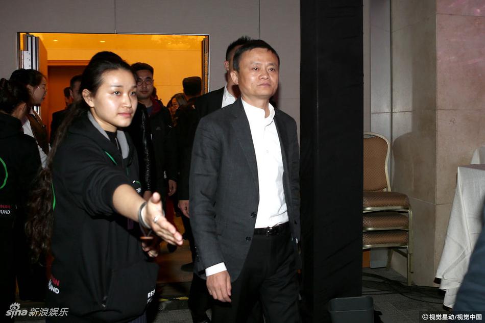 组图:马云现身孙楠活动受热捧 与嘉宾热聊忙不停