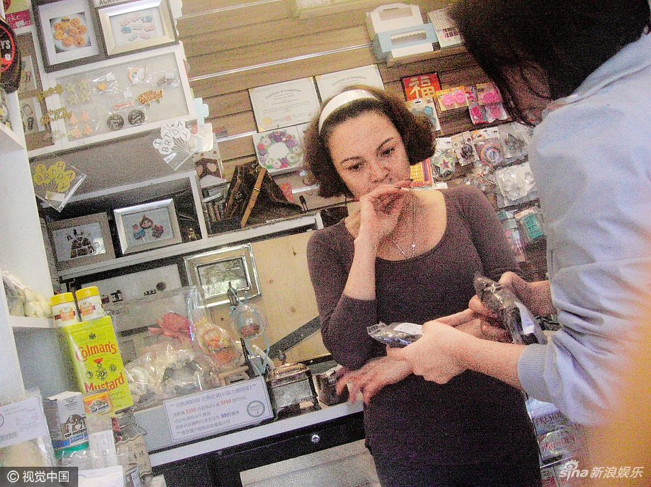 “混血”母亲做服务员 张柏芝:这是她应得的(图)