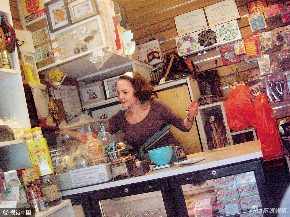 “混血”母亲做服务员 张柏芝:这是她应得的(图)